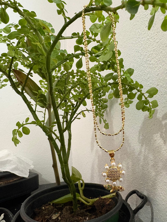 Amuleto Flor Dorada con Perlas Belleza, Dulzura y Prosperidad