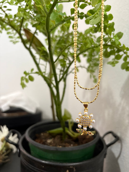 Amuleto Flor Dorada con Perlas Belleza, Dulzura y Prosperidad
